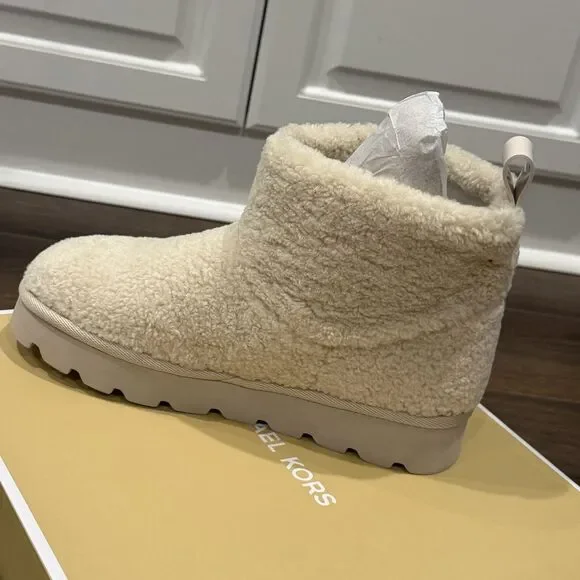 Michael Kors Winnie Bootie Tan Faux Curly Shearing Boot $175 New In Box Size 7 - Picture 3 of 8